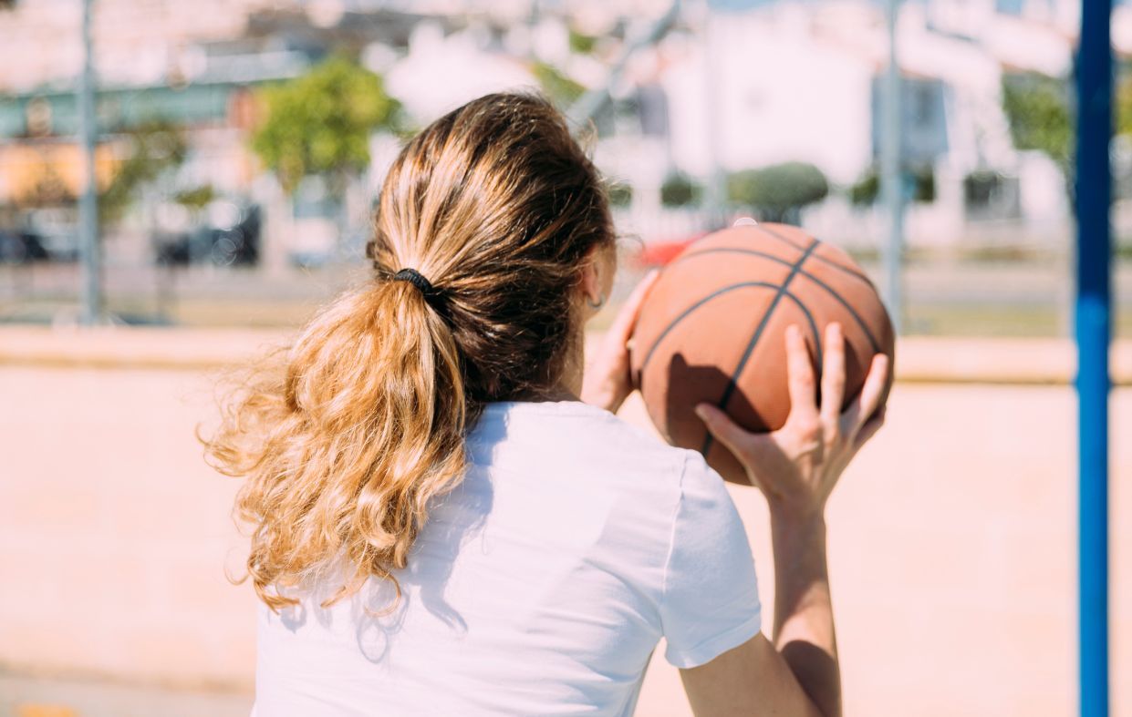 Demandan a una federación de baloncesto por discriminar a una jugadora trans