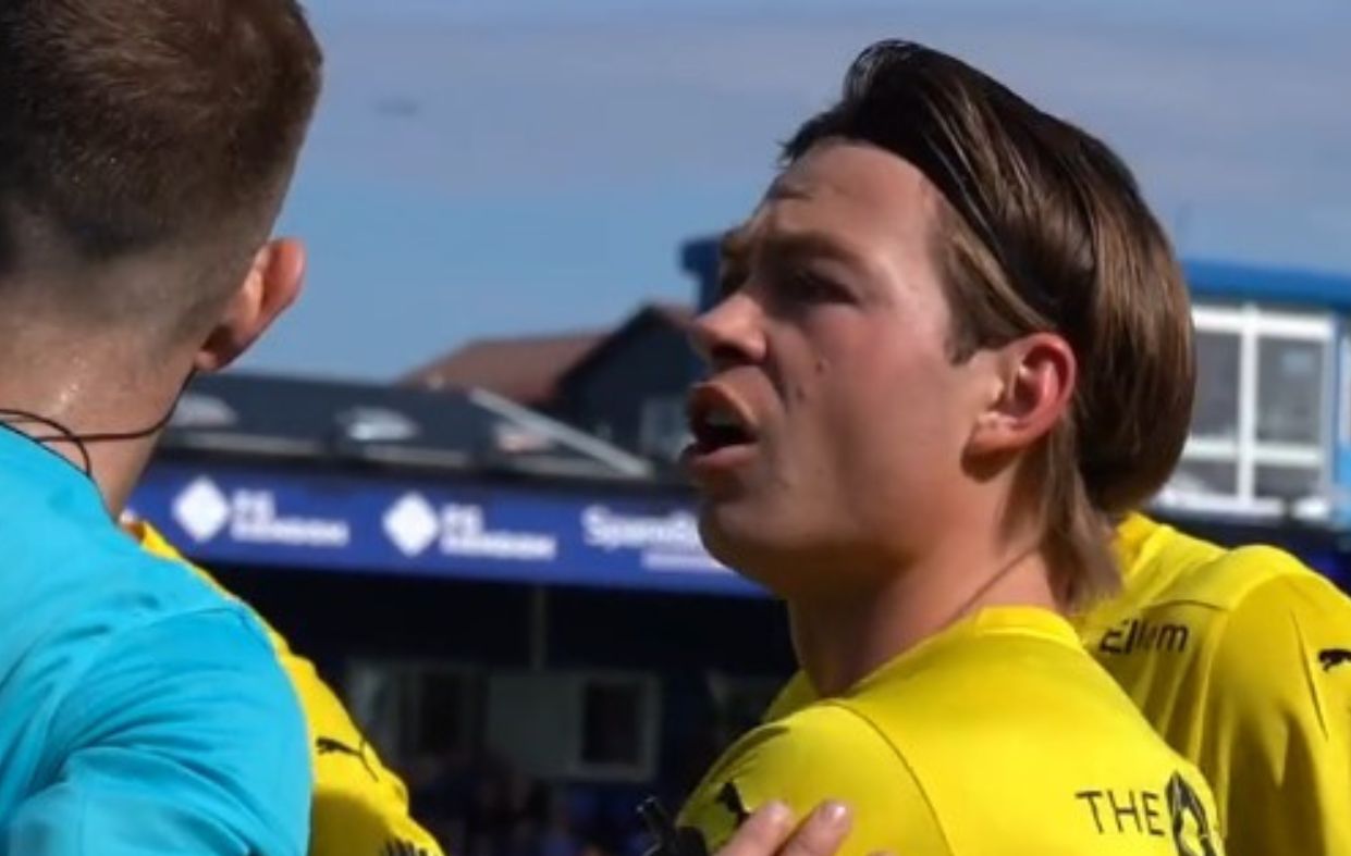 Futbolista condena la homofobia durante un partido
