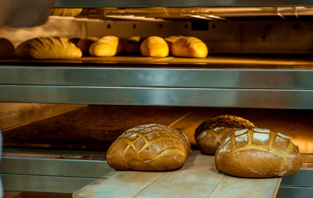 Medidas cautelares al dueño de una panadería por homofobia
