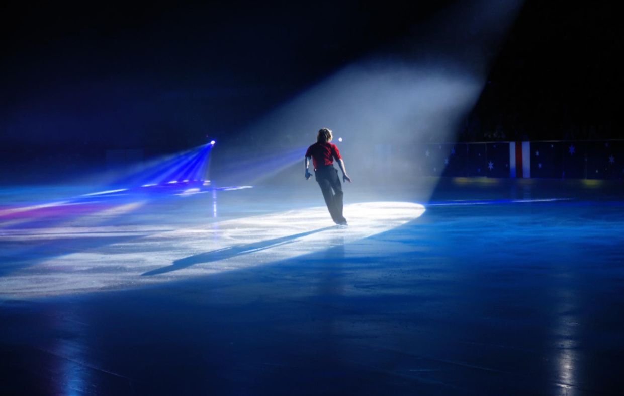 Campeona de patinaje sobre hielo ondea orgullosa la bandera LGTBIQ+