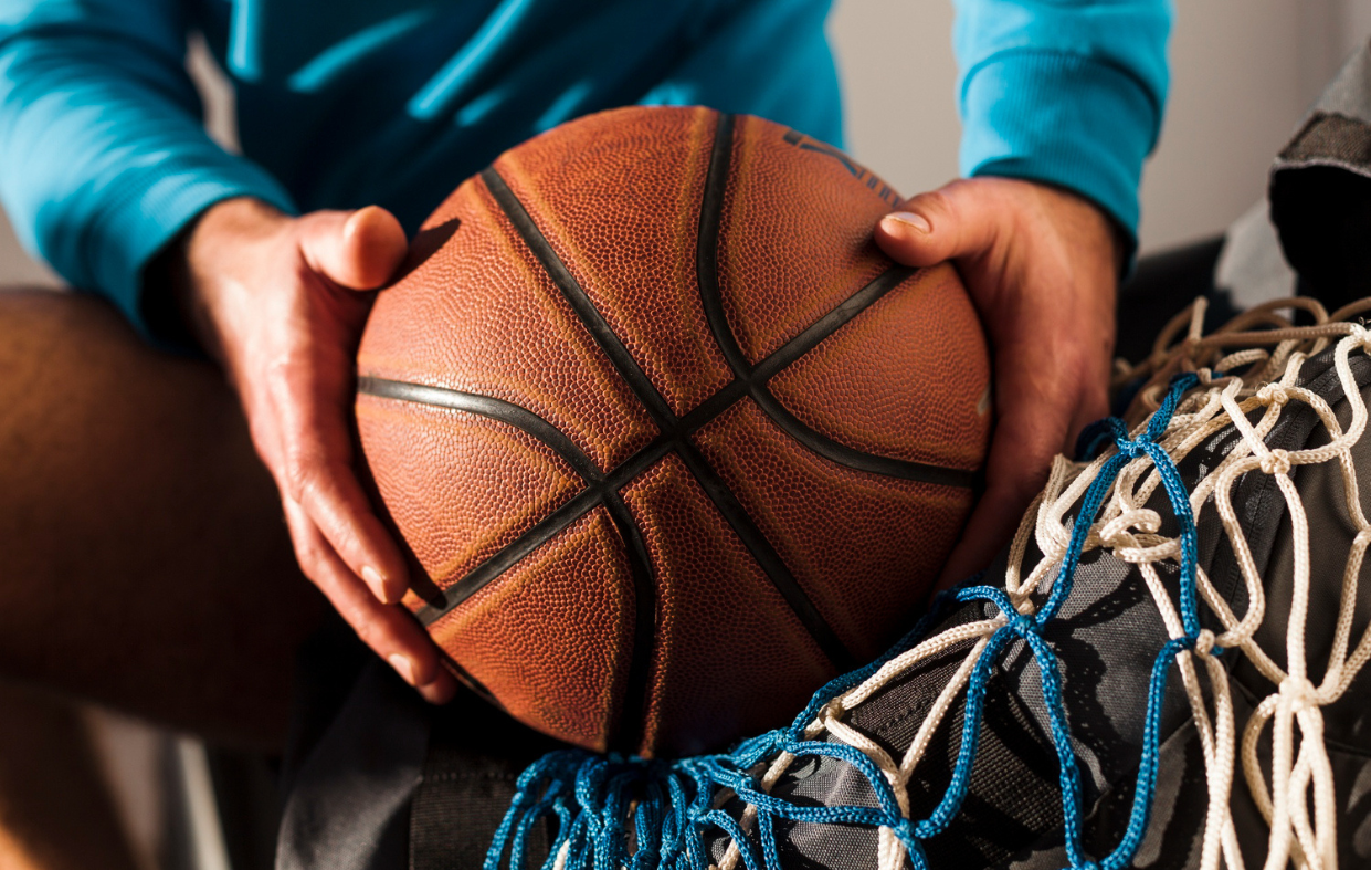 El único jugador de baloncesto profesional abiertamente gay habla sobre su experiencia