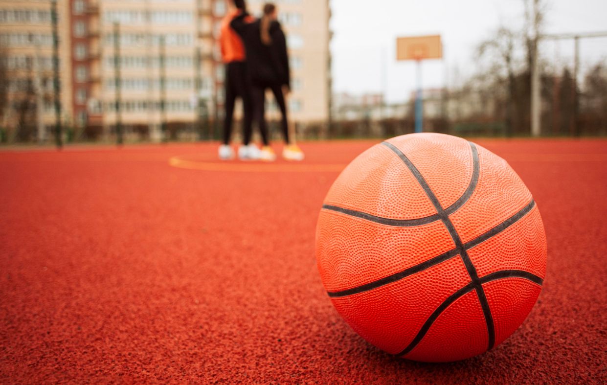 La Federación Española de Baloncesto discrimina a una jugadora trans 