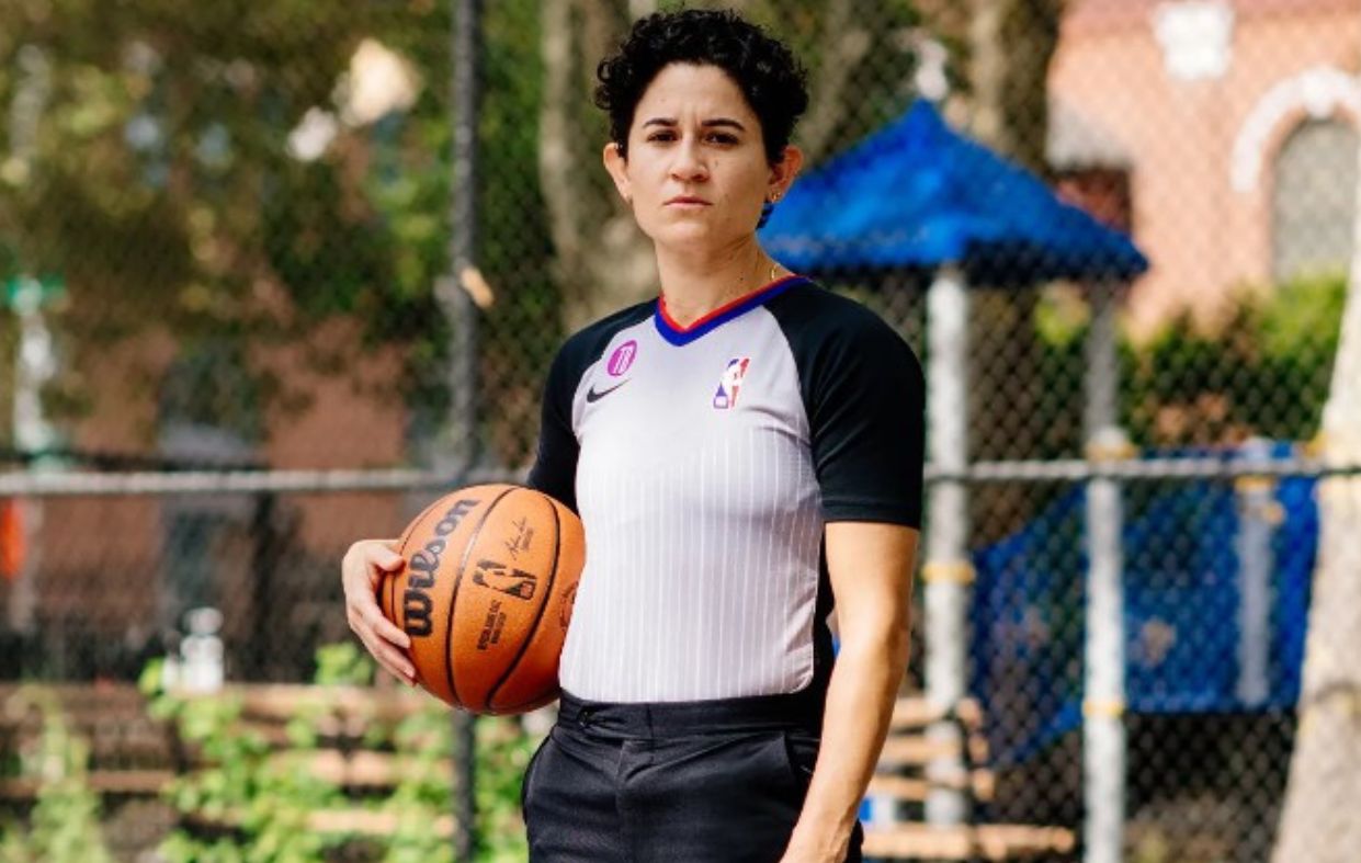  Che Flores, primera persona no binaria en arbitrar en la NBA