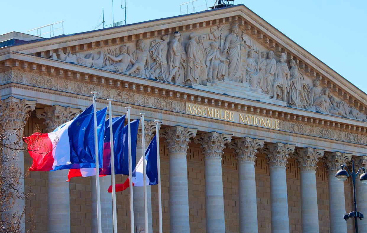 El gobierno de Francia designa a su primer ministro, abiertamente gay