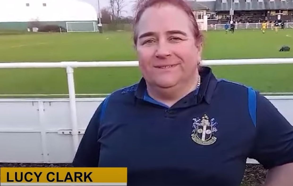 La entrenadora de fútbol trans Lucy Clark sigue rompiendo barreras