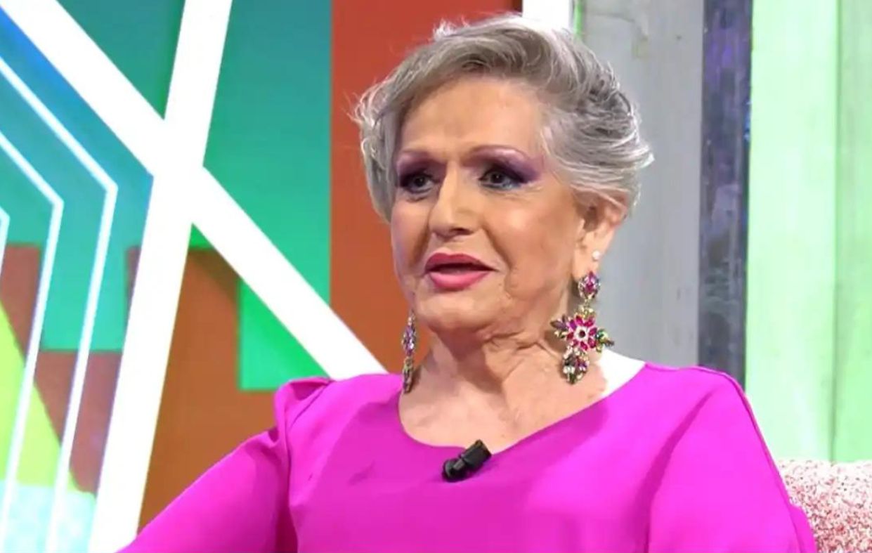 Manolita Chen recibe la medalla al Mérito de la Guardia Civil 