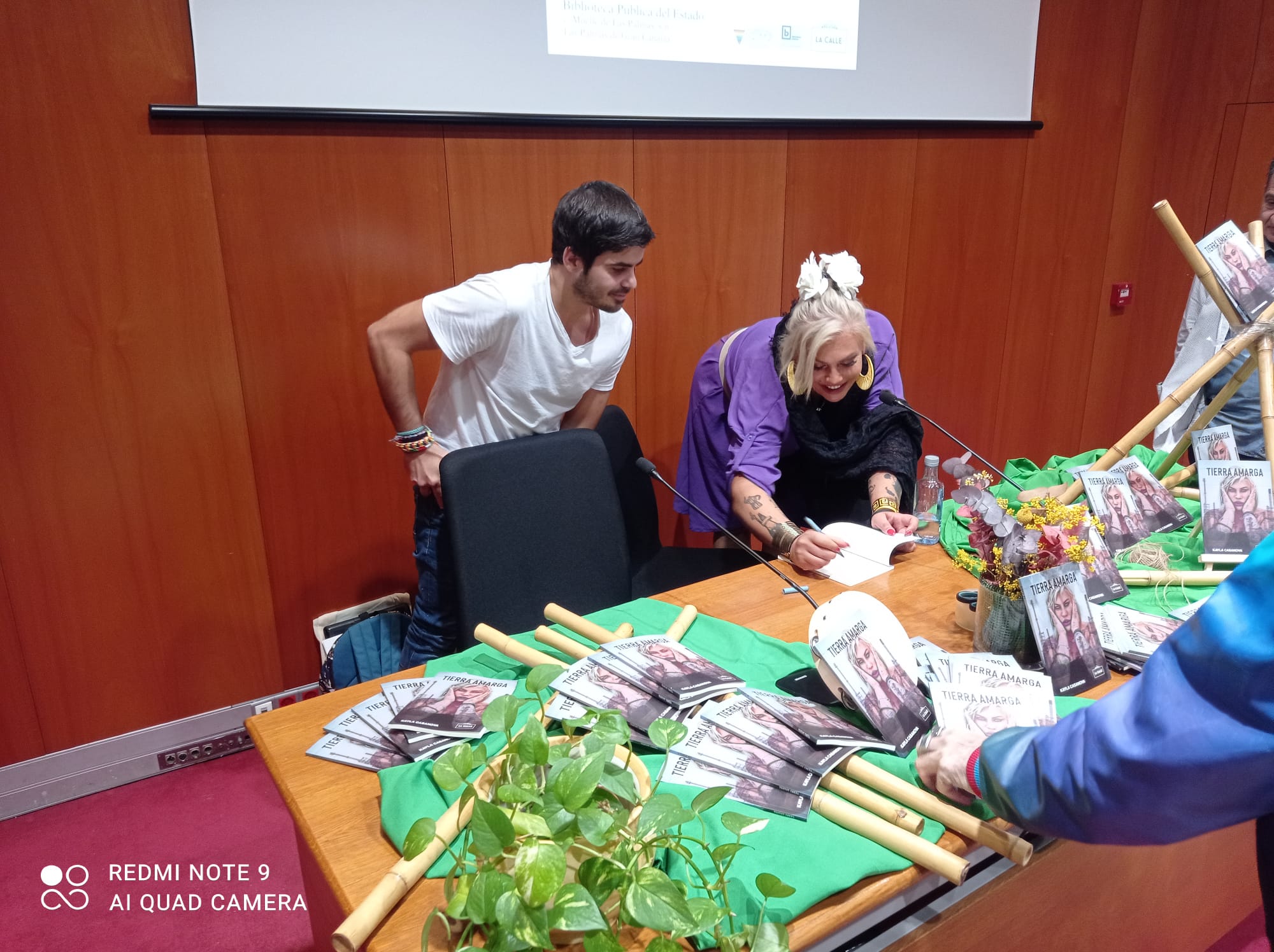 La autora Kayla Casanova firmando ejemplares de su obra