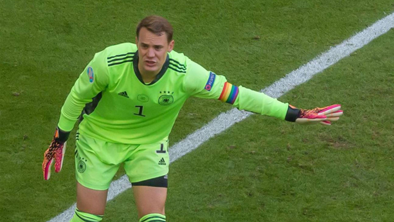 La UEFA abre una investigación a la federación alemana por el brazalete arcoíris de Neuer