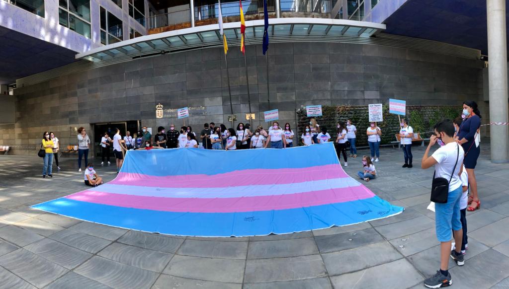 Colectivos e instituciones se unen para exigir la igualdad de las personas trans