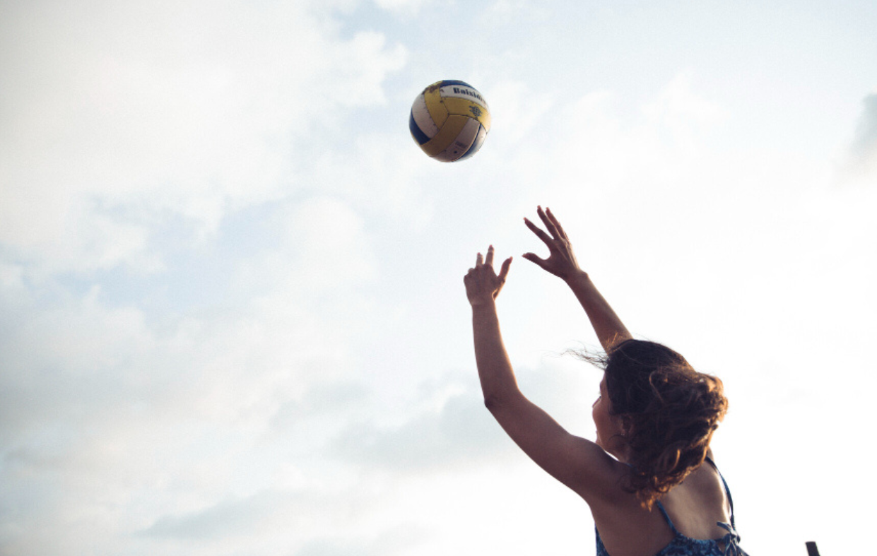 Una universidad rechaza la decisión tránsfoba de su equipo de voleibol 
